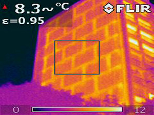 Imagerie thermique du pignon latéral d'un HLM parisien