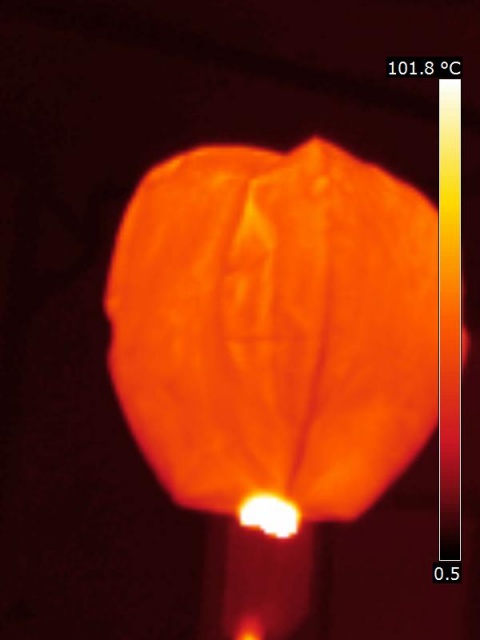 Thermographie de l'envol d'une lanterne chinoise