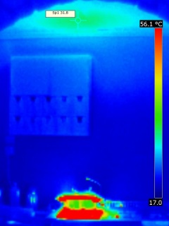 Image thermique de la colonne de chaleur générée par l'échauffement d'une casserole d'eau bouillante dans une cuisine