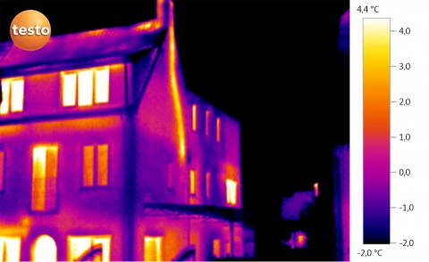 Thermographie des façades d'une maison de coin avec cheminée qui transparaît, source TESTO