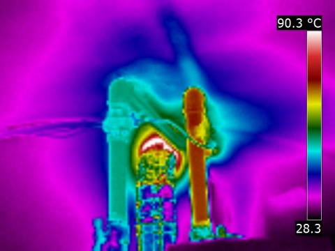 Système de tuyauterie supérieur d'une chaudière en thermographie