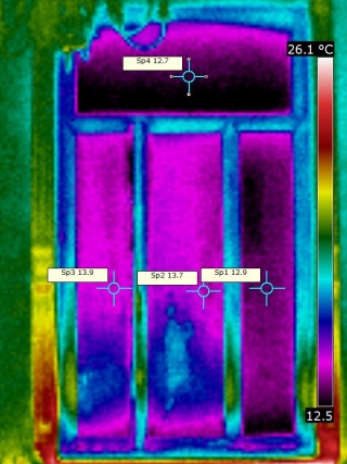 Thermographie de la comparaison d'une vue intérieure de fenêtre avec pose partielle de films plastiques thermotractiles