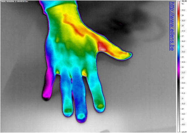 Hand in thermische infrarood afbeelding