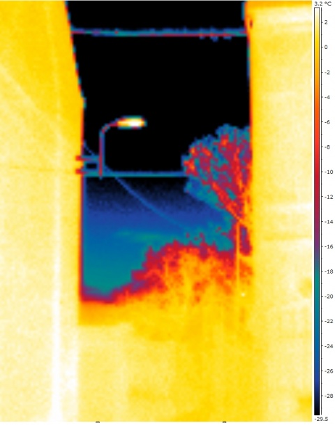 Imagerie infrarouge en thermographie d'un passage latéral entre deux maisons, à Manage, Hainaut, Belgique