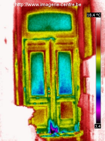 Imagerie thermique infrarouge de l'intérieur d'une porte d'entrée
