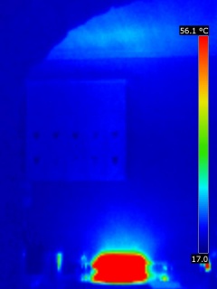 Image thermique de la colonne de chaleur générée par l'échauffement d'une poêle dans une cuisine