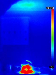 Thermographie de la colonne de chaleur générée par l'échauffement d'une bouilloire dans une cuisine