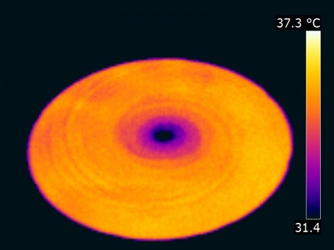 Spirale de refroidissement d'une pellicule d'eau vue en image infrarouge