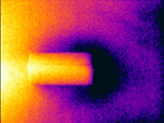 Vue thermographique des effets d'une soufflerie sur une maquette de maison