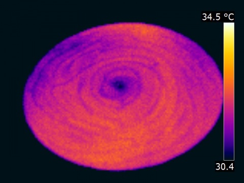 Spirale de refroidissement d'une pellicule d'eau en mouvement Brownien 2D vue par une caméra thermique