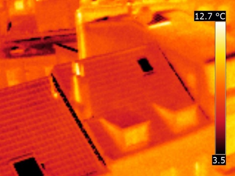 Vue en thermographie infrarouge de toits bruxellois vus d'un immeuble